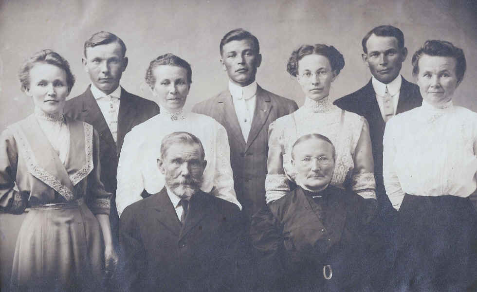 Huff Family Portrait.jpg (701715 bytes)